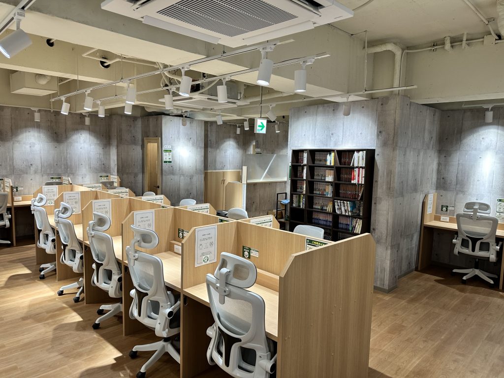 StudyWork Cafe24 高田馬場店の店内(個別ブース席・オフィスチェア完備)