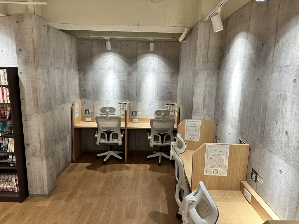 StudyWork Cafe24 高田馬場店の店内(集中できる個別ブースと本棚)